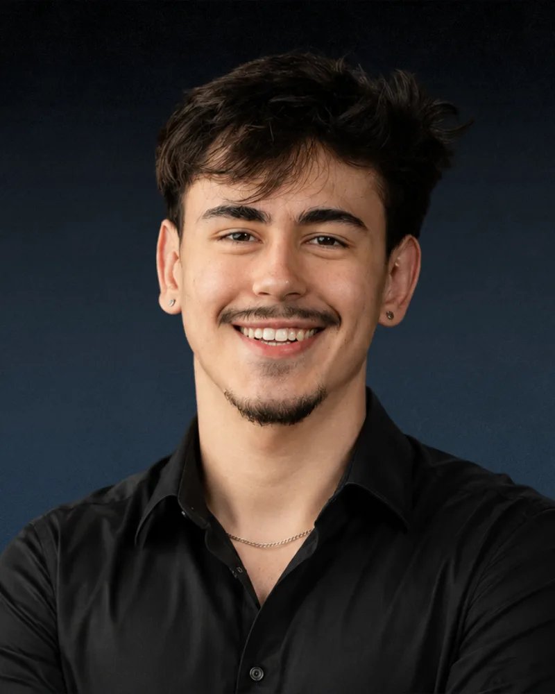Wellington Werter sorrindo, de camisa preta, com os braços cruzados
