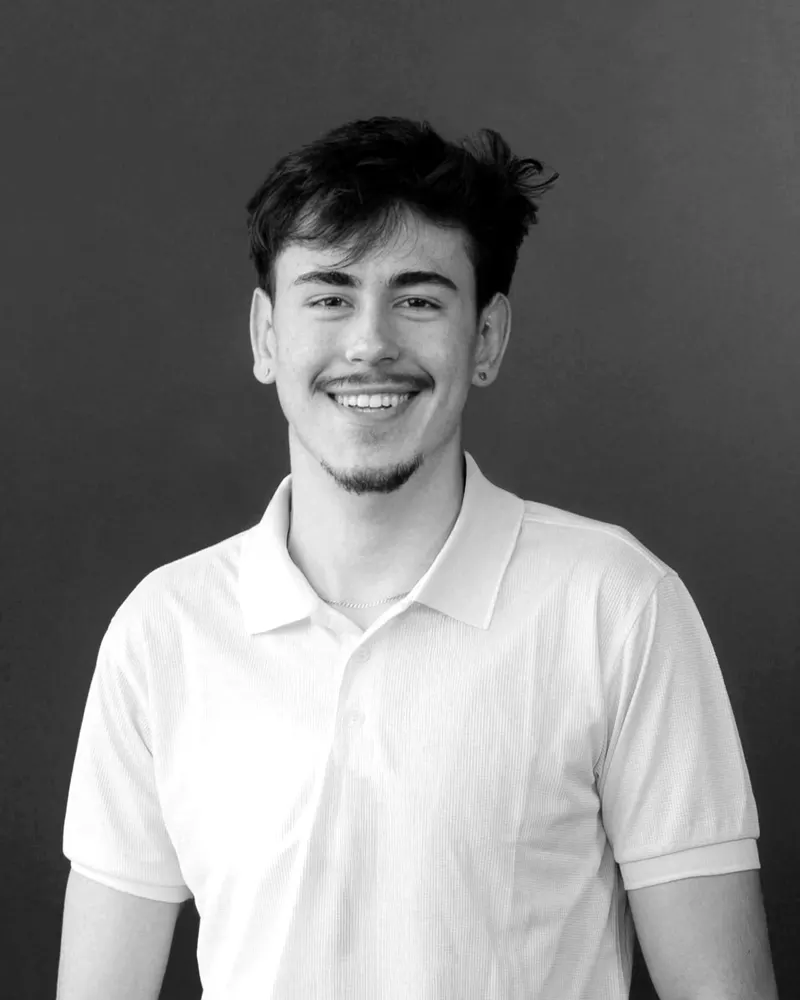 Wellington Werter sorrindo, em camisa polo branca